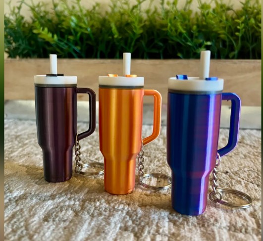 Mini vasos de colores convertidos en llaveros